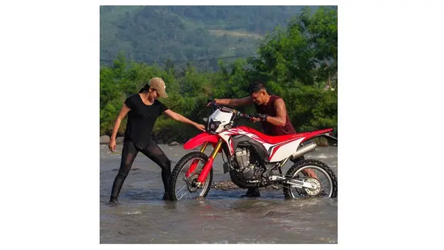 7 Potret Ibnu Jamil dan Ririn Ekawati saat Touring dengan Motor Trail, Seru Banget