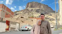 Gamis berbahan satin warna mocca bisa bikin penampilan terlihat elegan. Padukan dengan khimar warna lebih muda. [@titi_kamall]