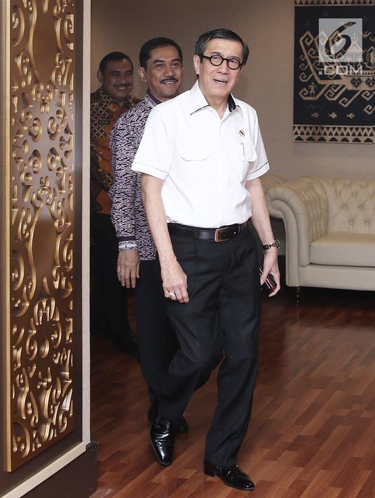 Menkumham Yasonna Laoly bersama Kepala BNPT Suhardi Alius sebelum melakukan MoU di gedung Kemenkumham, Jakarta, Kamis (31/5). Ada dua poin kerjasama yang disepakati dalam penguatan penanganan tindak pidana terorisme. (Liputan6.com/Herman Zakharia)