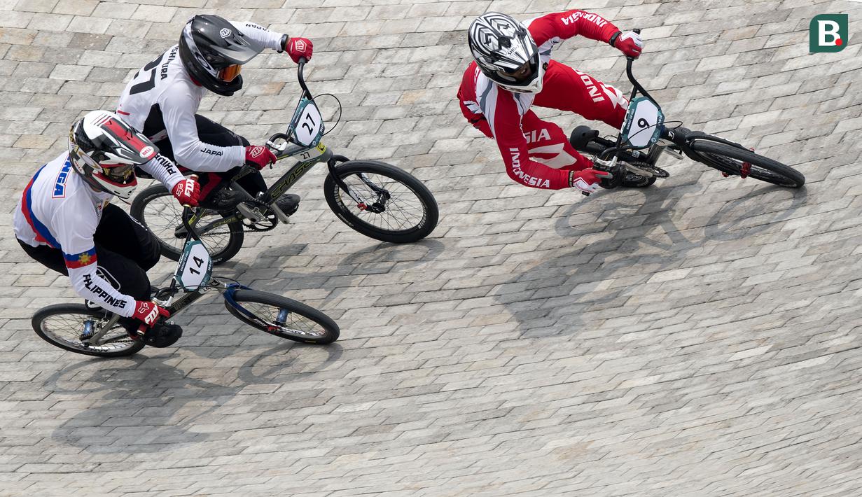 Pebalap sepeda BMX Indonesia, I Gusti Bagus Saputra, saat berlaga pada Asian Games di Pulomas International BMX Center, Jakarta, Sabtu (25/8/2018). Bagus Saputra meraih medali perak dengan catatan waktu 34,314 detik. (Bola.com/Peksi Cahyo)