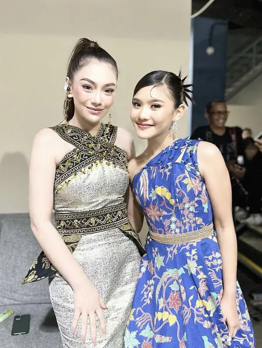 Celine Evangelista mengenakan gaun bodycon keemasan dengan motif khas nusantara di bagian halternecknya. [@da5_sridevi03]