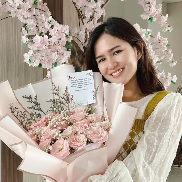 Punya Gigi Gingsul, Potret 7 Artis saat Pamer Senyum Ini Makin Manis