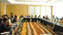 Suasana saat Ketua Komite Ekonomi dan Industri Nasional atau KEIN Soetrisno Bachir (tengah) berdiskusi dengan media di Jakarta, Senin (27/5/2019). Diskusi tersebut membahas percepatan investasi dan ekspor untuk mendorong pertumbuhan yang berkualitas. (Liputan6.com/Angga Yuniar)