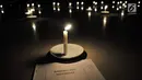 Lilin yang digunakan sebagai penerang selama renungan jiwa di Aula PPPON Cibubur, Jakarta, Minggu (13/8). Cahaya itu digunakan Calon Paskibraka untuk membaca buku renungan, yang mengingatkan mereka akan jasa-jasa para Pahlawan. (Liputan6.com/Yoppy Renato)