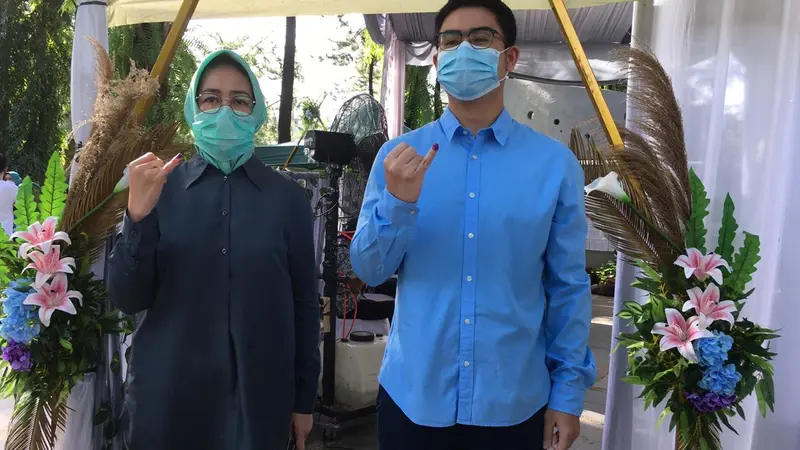 Wali Kota Tangerang Selatan Airin Rachmi Diany dan putra sulungnya Tubagus Gifari usai menggunakan hak suaranya di Pilkada Tangsel 2020