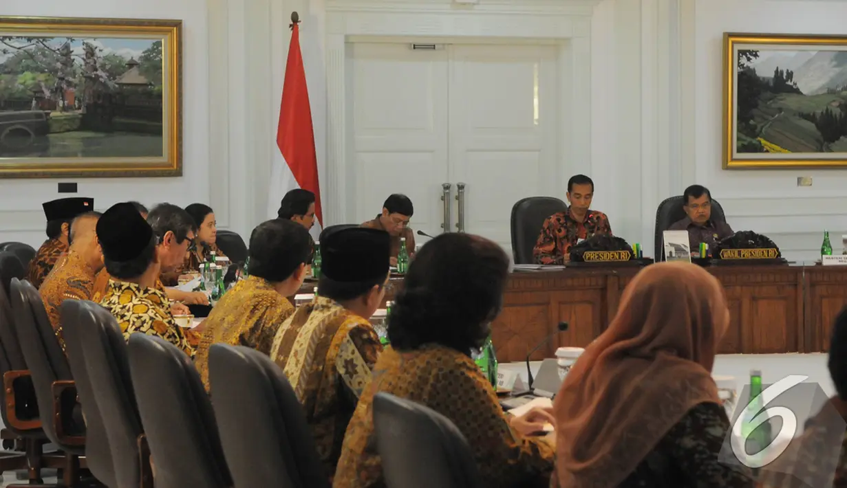 Presiden Jokowi bersama Wapres Jusuf Kalla saat memimpin Sidang Kabinet Kerja di Kantor Presiden, Jakarta, Senin (27/10/2014). (Liputan6.com/Herman Zakharia)