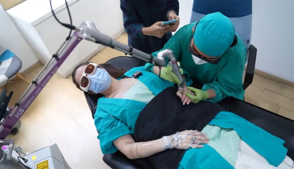 Sheila Marcia (Youtube/Sheila Marcia & AwesomeFam)