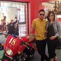 Metha Yunatria didampingi suaminya Uki Noah ketika memamerkan kandungannya. (Instagram @methayuna)