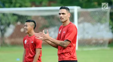 Pemain asing Persija asal Brasil, Jaimerson da Silva Xavier (kanan) saat latihan di Lapangan Sutasoma, Halim Perdanakusuma, Jakarta, Jumat (29/12). Pemain kelahiran Guarulhos, Brasil tersebut dikontrak untuk satu musim. (Liputan6.com/Helmi Fithriansyah)