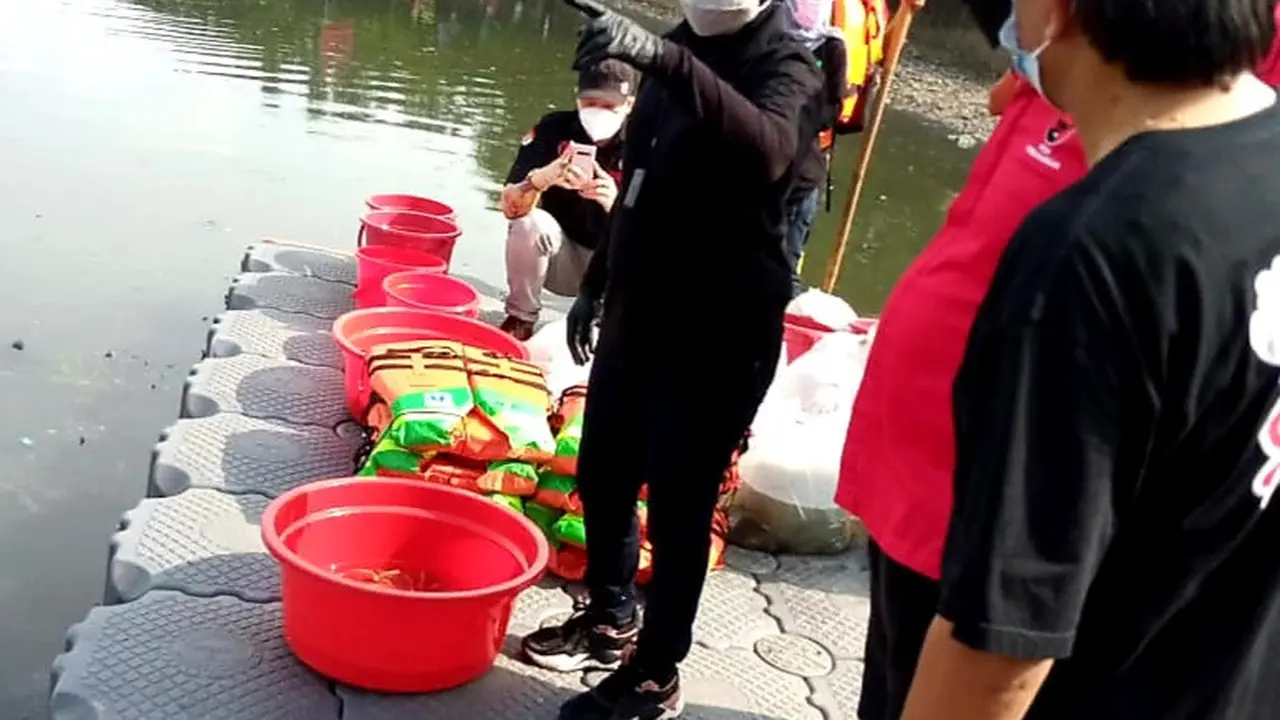Ketua DPP Bidang Kebudayaan PDI Perjuangan yang juga Menteri Sosial Tri Rismaharini dalam acara penanaman pohon dan melepaskan bibit ikan di Waduk Cincin, Tanjung Priok, Jakarta Utara