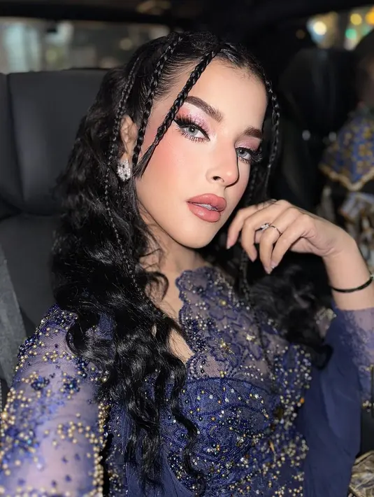 Tasya tampil dengan dress kebaya yang anggun. Warna yang ia pilih juga cenderung gelap, yakni biru tua. [Instagram.com/tasyafarasya]