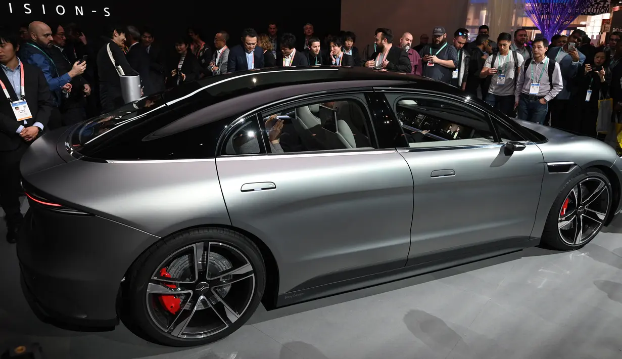 Pengunjung melihat mobil konsep listrik Sony Vision-S pada ajang CES 2020 di Las Vegas, Nevada, Rabu (8/1/2020). Mobil ini juga dilengkapi beberapa panel layar, sistem audio 360, dan konektivitas yang selalu aktif yang diproduksi oleh BlackBerry dan Bosch. (Robyn Beck/AFP)