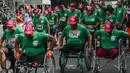 Penyandang difabel bersama warga mengikuti lomba "Lend your leg", di Medellin, Kolombia, Minggu (7/5). Panitia menggelar lomba tersebut untuk mengumpulkan dana bagi tentara dan polisi yang terluka dalam pertempuran. (AFP PHOTO / Joaquin Sarmiento)