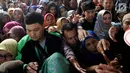 Warga berebut nomor antrean untuk mengajukan permohonan pencetakan E-KTP di Kantor Disdukcapil Kota Bogor, Jawa Barat (6/6). (Merdeka.com/Arie Basuki)
