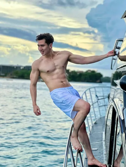 <p>Berpose sembari bergelayut di kapal, bentuk perut Verrel Bramasta memang menjadi salah satu body goals. (FOTO: instagram.com/bramastavrl/)</p>
