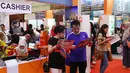 Pengunjung melihat brosur penawaran di Garuda Travel Fair (GATF) 2017 fase II di JCC, Jakarta, Jumat (22/9). Selain juga itu menawarkan penerbangan ke Bromo, Kepulauan Seribu, Belitung, Wakatobi, dan Tanjung Lesung. (Liputan6.com/Angga Yuniar)