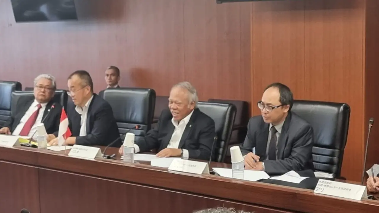 Menteri PUPR Basuki Hadimuljono bertemu Menteri Pertanahan, Infrastruktur, Transport dan Pariwisata (MLITT) Jepang Tetsuo Saito pada Kamis, (26/09/2024). (Dok Kementerian PUPR)