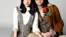 Mengusung tema vintage nostalgia, Dul Jaelani dan Tissa Biani tampil dalam outfit yang membawa kita kembali ke era klasik. Tissa mengenakan turtleneck putih yang timeless, dipadukan dengan plaid mini dress, memberikan sentuhan manis nan feminin.  Dul menampilkan gaya retro dengan jaket coklat dan top bermotif ular, menciptakan perpaduan yang unik antara klasik dan edgy. [@tissabiani].