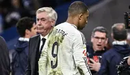 Kekecewaan Carlo Ancelotti dan Kylian Mbappe saat Real Madrid kalah dari Valencia di ajang Liga Spanyol. (JAVIER SORIANO / AFP)
