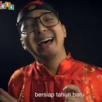 Edho Zell di video parodi 'Kesempurnaan Cinta' versi Imlek. (via youtube Edho Zell)
