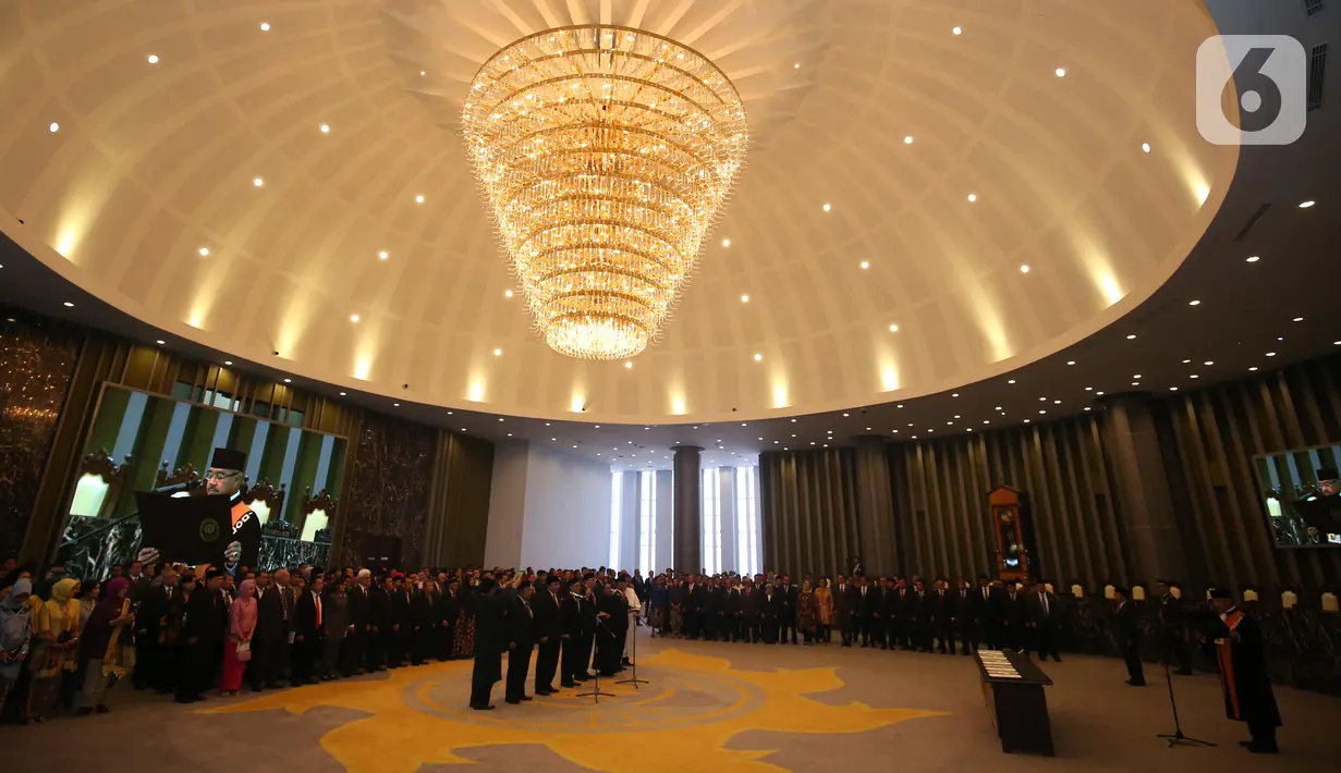 Ketua MA, Hatta Ali memimpin sumpah jabatan lima anggota Badan Pemeriksa Keuangan (BPK) periode 2019-2024 di Gedung Mahkamah Agung, Kamis (17/10/2019). Kelima anggota BPK adalah Pius Lustrilanang, Daniel Lumban Tobing, Hendra Susanto, Ahsanul Qosasi dan Harry Azhar Azis. (Liputan6.com/Angga Yuniar)