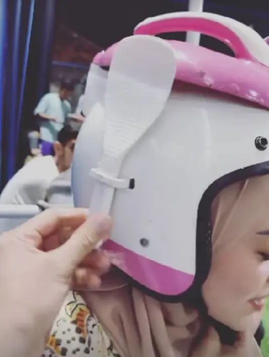 <p>Uniknya helm rice cooker yang dipakai Lesti Kejora itu dilengkapi dengan centong nasi. Bahkan centong ini sempat digoyang-goyangkan oleh Billar. [Foto: instagram.com/rizkybillar]</p>