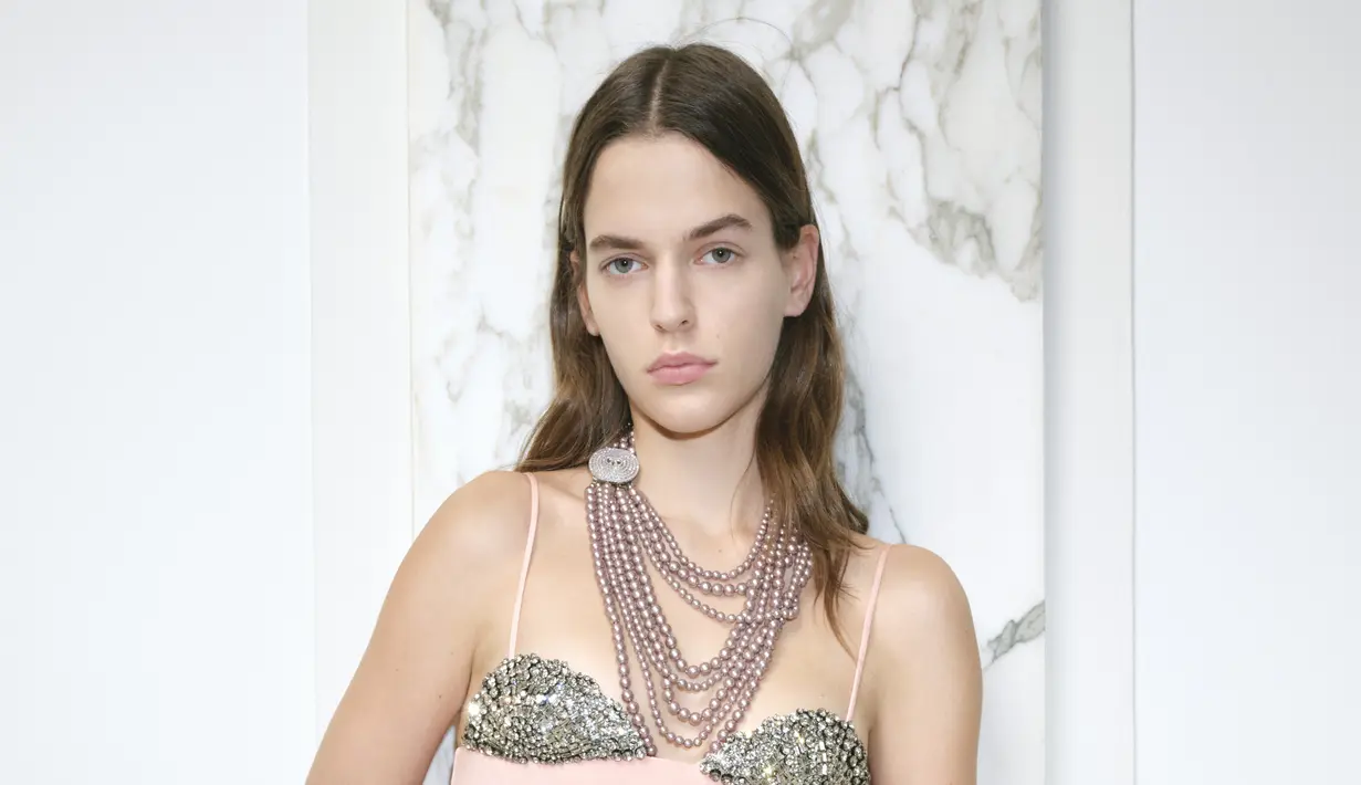 Busana yang ditampilkan berfokus pada siluet, penjahitan, dan proporsi. Sambil tetap membawa ciri khas kreatif Michele. [Valentino]