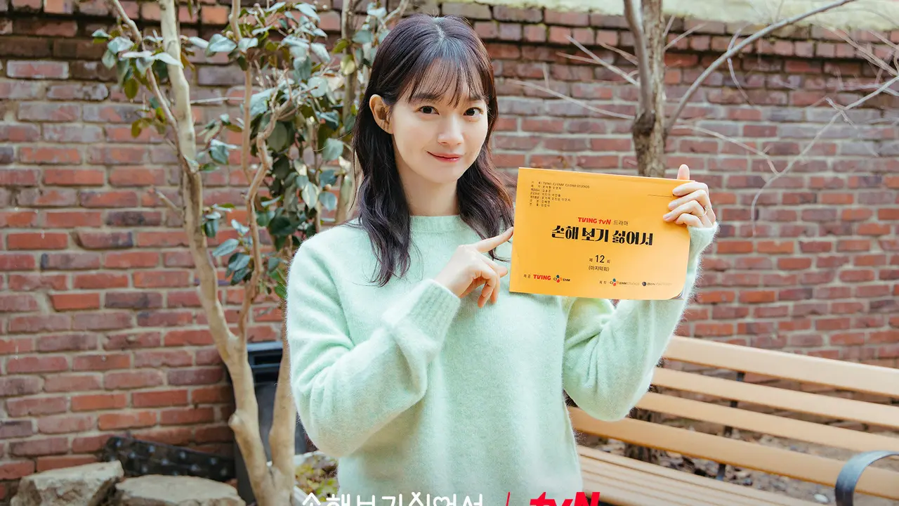 Shin Min Ah di balik layar drakor No Gain No Love. (tvN via Soompi)