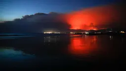 Kobaran api dan asap membumbung tinggi saat menghanguskan ribuan hektar lahan dan pemukiman di Ventura, California, AS (5/12). Api juga melalap permukiman warga, menyebabkan ribuan orang terpaksa mengungsi. (AP Photo / Noah Berger)