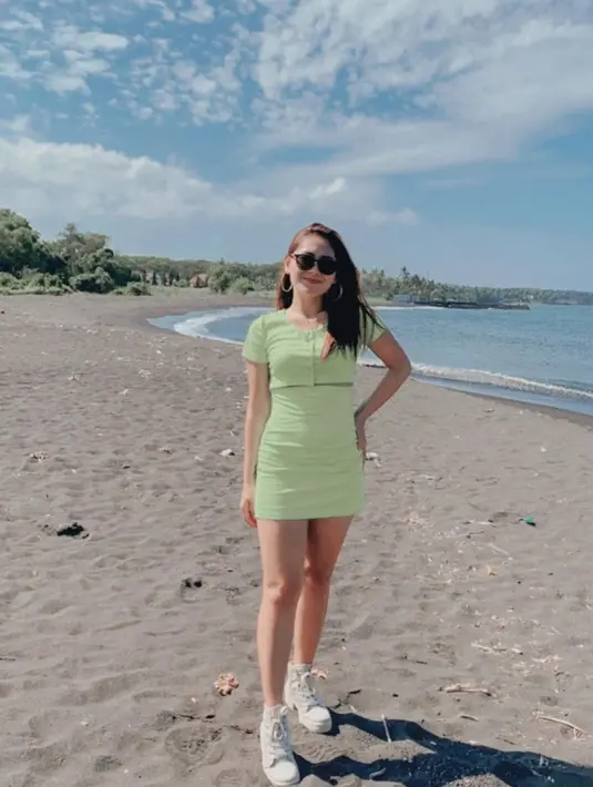 Pedangdut muda yang baru berusia 22 tahun ini memang sering tampil santai saat di luar panggung. Menggunakan pakaian berwarna hijau ditambah dengan sepatu putih dan kacamata hitam, membuatnya makin memesona. (liputan6.com/IG/@iam_vitaalvia)