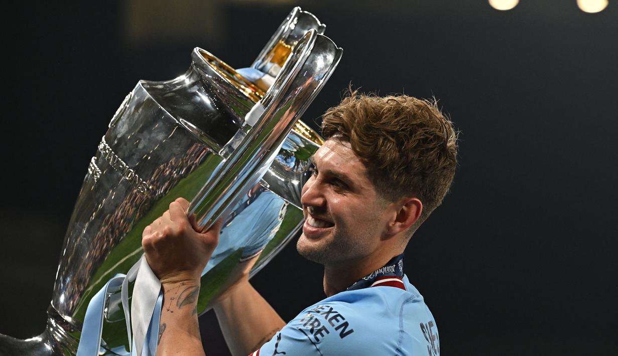 John Stones yang kini tengah menjalani musim ke-8 bersama Manchester City hingga kini telah tampil dalam 50 laga bareng The Citizens di Liga Champions dengan torehan 5 gol dan 1 assist. Laga ke-50 baru saja dilakoninya saat menang 3-1 atas FC Copenhagen pada leg kedua babak 16 besar Liga Champions 2023/2024 (6/3/2024). Satu trofi Liga Champions bareng The Citizens sukses diraihnya pada musim 2022/2023 setelah mengalahkan Inter Milan 1-0 pada laga final. (AFP/Paul Ellis)