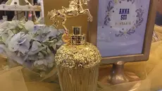 Parfum terbaru dari Anna Sui membangkitkan fantasi dunia magis, Fantasia. Aroma manis dan lembut perpadu sempurna dalam kemasan yang unik. (Liputan6.com/Unoviana Kartika)