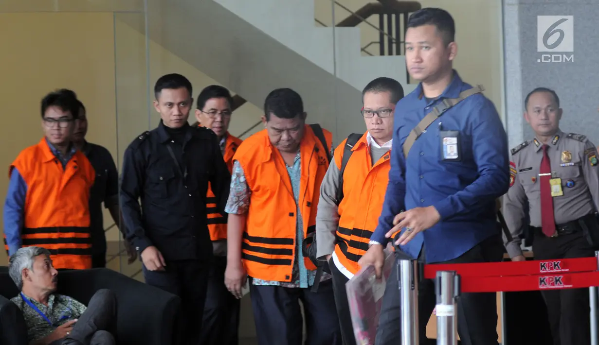 Empat tersangka kasus suap Purbalingga, yaitu Kabag ULP Purbalingga Hadi Iswanto bersama tiga kontraktor, Hamdani Kosen, Librata Nababan, dan Ardirawinata Nababan usai menjalani pemeriksaan lanjutan di KPK, Jakarta, Senin (30/7). (Merdeka.com/Dwi Narwoko)