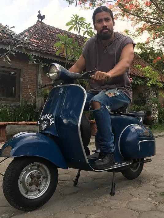 Dalam foto yang diunggahnya, Chicco menyertakan tulisan ucapan selamat tahun baru dengan menyertakan emotikon hati. (Instagram/putrimarino)