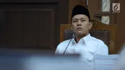 Bupati Lampung Tengah nonaktif, Mustafa menyimak keterangan saksi pada sidang lanjutan di Pengadilan Tipikor, Jakarta, Kamis (17/5). Sebelumnya, Mustafa didakwa menyuap beberapa anggota DPRD Lampung Tengah 2014-2019. (Liputan6.com/Helmi Fithriansyah)