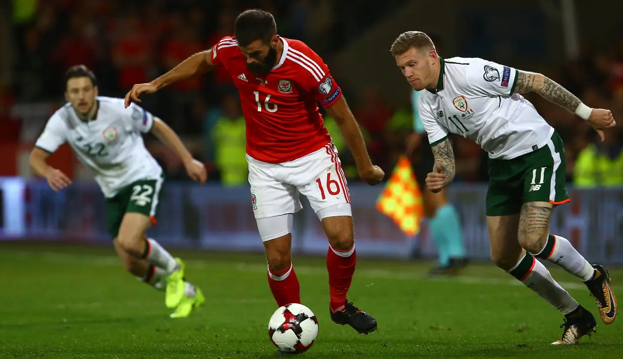 Gelandang Wales, Joe Ledley, berebut bola dengan gelandang Irlandia, James McClean, pada laga kualifikasi Piala Dunia 2018 di Stadion Cardiff City, Cardiff, Senin (9/10/2017). Wales kalah 0-1 dari Irlandia. (AFP/Geoff Caddick)