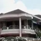 Setiap rumah terlihat megah dan mewah. Di depannya selalu ada pagar besi yang kokoh tegak tertancap sebagai pembatas antara jalan dan rumah.