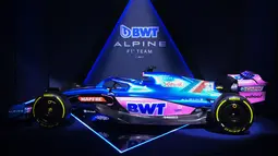Tim Alpine meluncurkan mobil balap Formula 1 terbarunya Alpine A522 menjelang Musim 2022 di Palais de Tokyo, Paris, Senin (21/2/2022). Menariknya, Alpine meluncurkan dua corak sekaligus. Corak pertama adalah biru berbalut pink, sedangkan yang kedua adalah pink berbalut biru. (FRANCK FIFE/AFP)