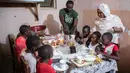 Bara Tambedou dan istrinya Mame Sey berbuka puasa bersama keluarga  pada bulan suci Ramadan, di Dakar, Senegal, 25 April 2020. Tahun ini, banyak keluarga menjalankan Ramadan di rumah dengan larangan pertemuan publik dan penerapan jam malam untuk menekan penyebaran Covid-19. (AP/Sylvain Cherkaoui)