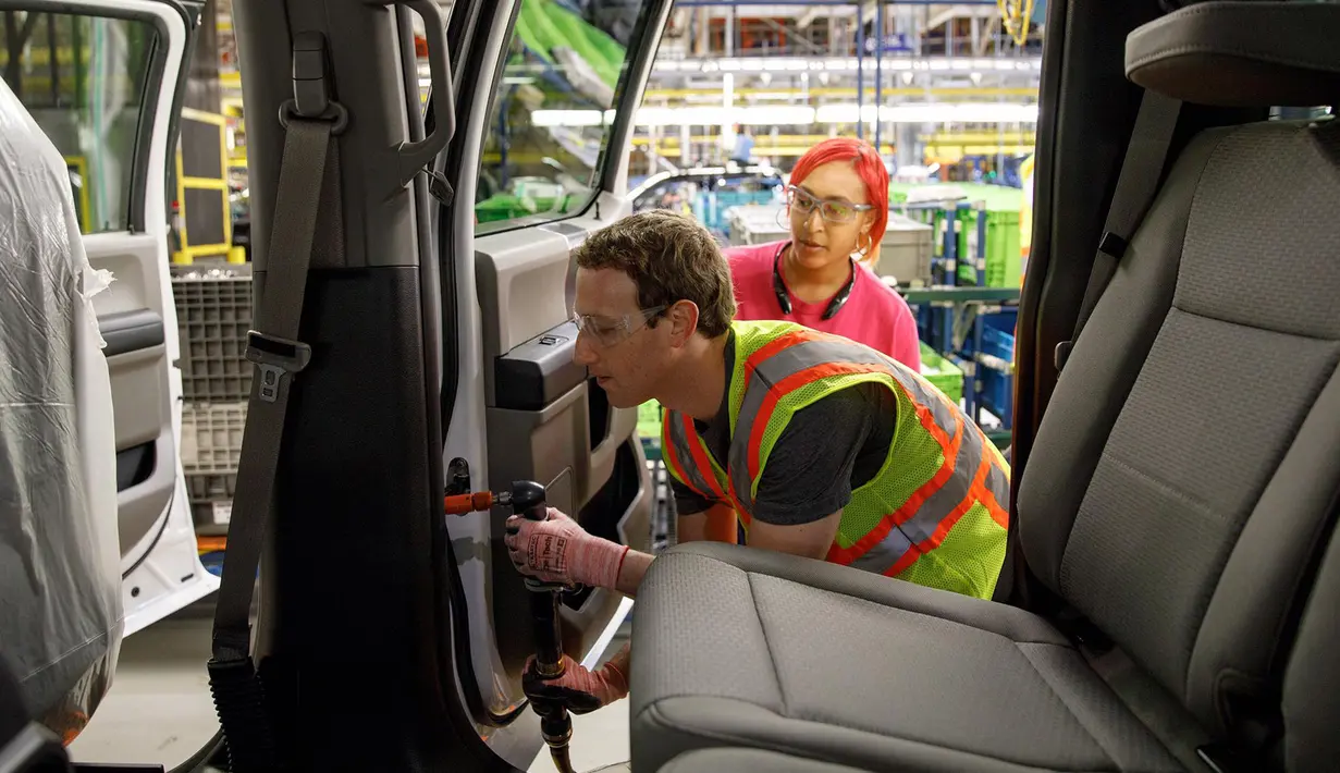 Founder sekaligus CEO Facebook, Mark Zuckerberg memasang sekrup pada mobil Ford saat kunjungan ke pabrik mobil pikap legendaris Ford F-150 di Dearborn, Michigan, AS. (Facebook/Mark Zuckerberg)