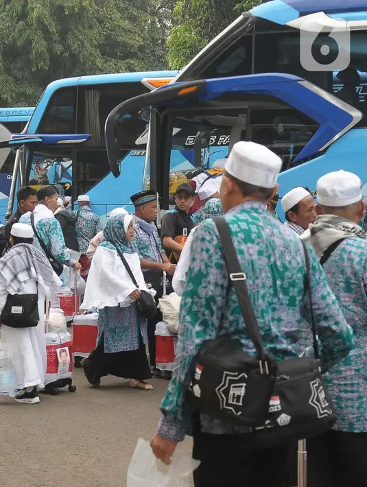 Jemaah haji yang sudah datang ke Indonesia akan tetap dipantau kesehatannya. Jemaah dipantau pada daerah masing-masing selama 21 hari oleh dinas Kesehatan masing-masing. (merdeka.com/imam buhori)