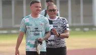 Senyum sumringah Calvin Verdonk saat menjalani sesi latihan bersama Timnas Indonesia di Stadion Madya, Gelora Bung Karno, Jakarta, Jumat (31/5/2024). (Bola.com/M Iqbal Ichsan)