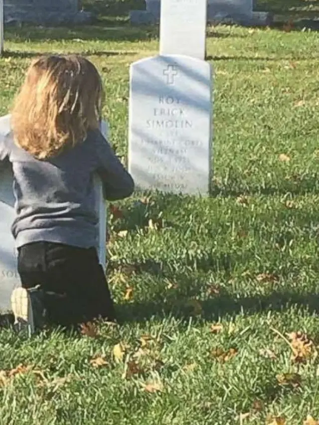 Obati Kangen, Bocah Ini Cuma Bisa Memeluk Batu Nisan Sang Ayah