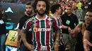 Bek Brasil Marcelo memberi isyarat selama presentasi resminya sebagai pemain baru Fluminense di stadion Maracana di Rio de Janeiro, Brasil pada 10 Maret 2023. Pemain berusia 34 tahun tersebut mendarat di Bandara RIOgaleao dan langsung disambut ribuan pendukung setia Fluminense. (AFP/Carl De Souza)