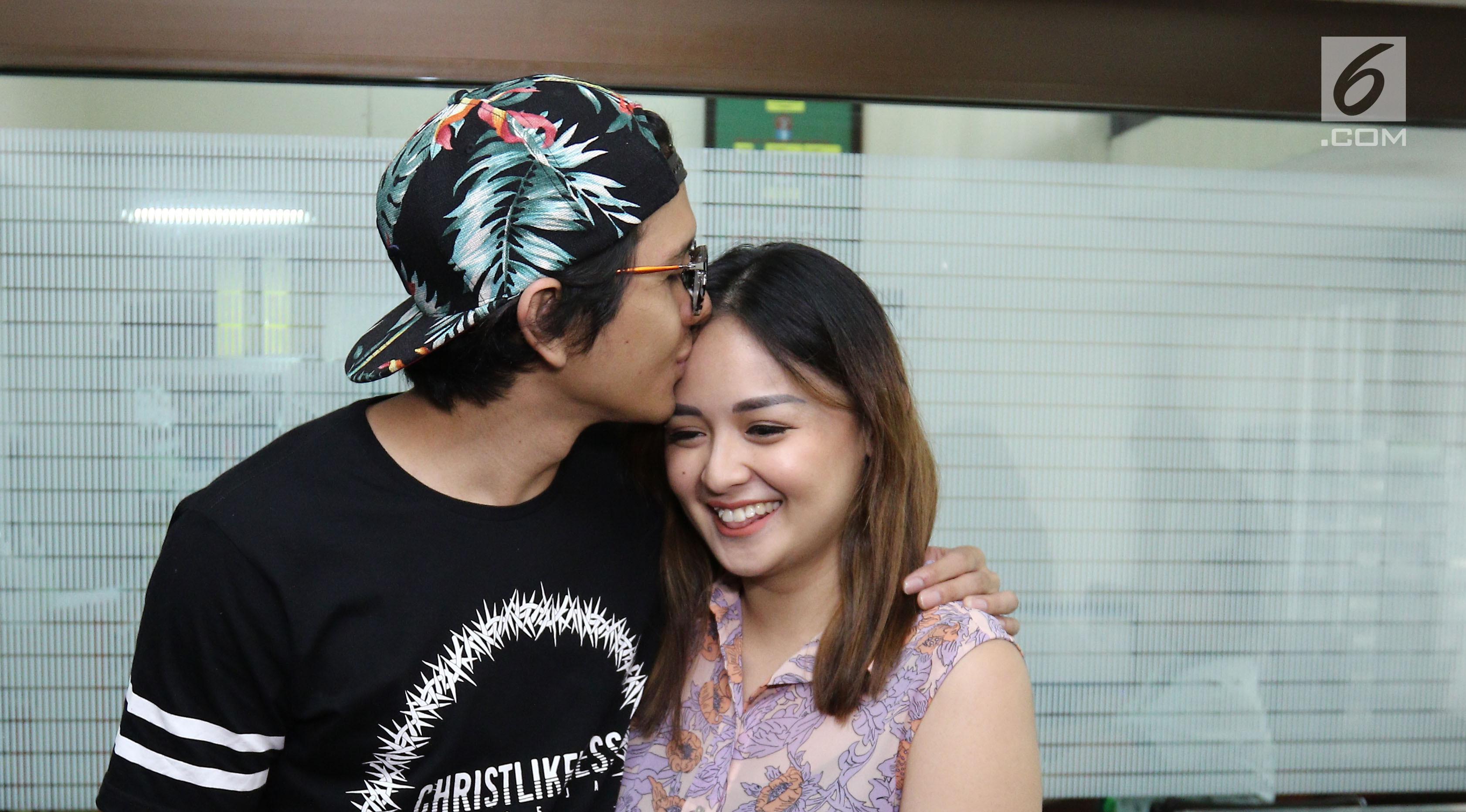 Joanna Alexandra dan Raditya berpose seusai jumpa pres kelahiran anak ke 4, Jakarta, Selasa (30/5). Baby Zio sapaan putri kesayangan Joanna mengalami masalah pernapasan dan harus menjalani perawatan intensif oleh dokter. (Liputan6.com/Herman Zakharia)