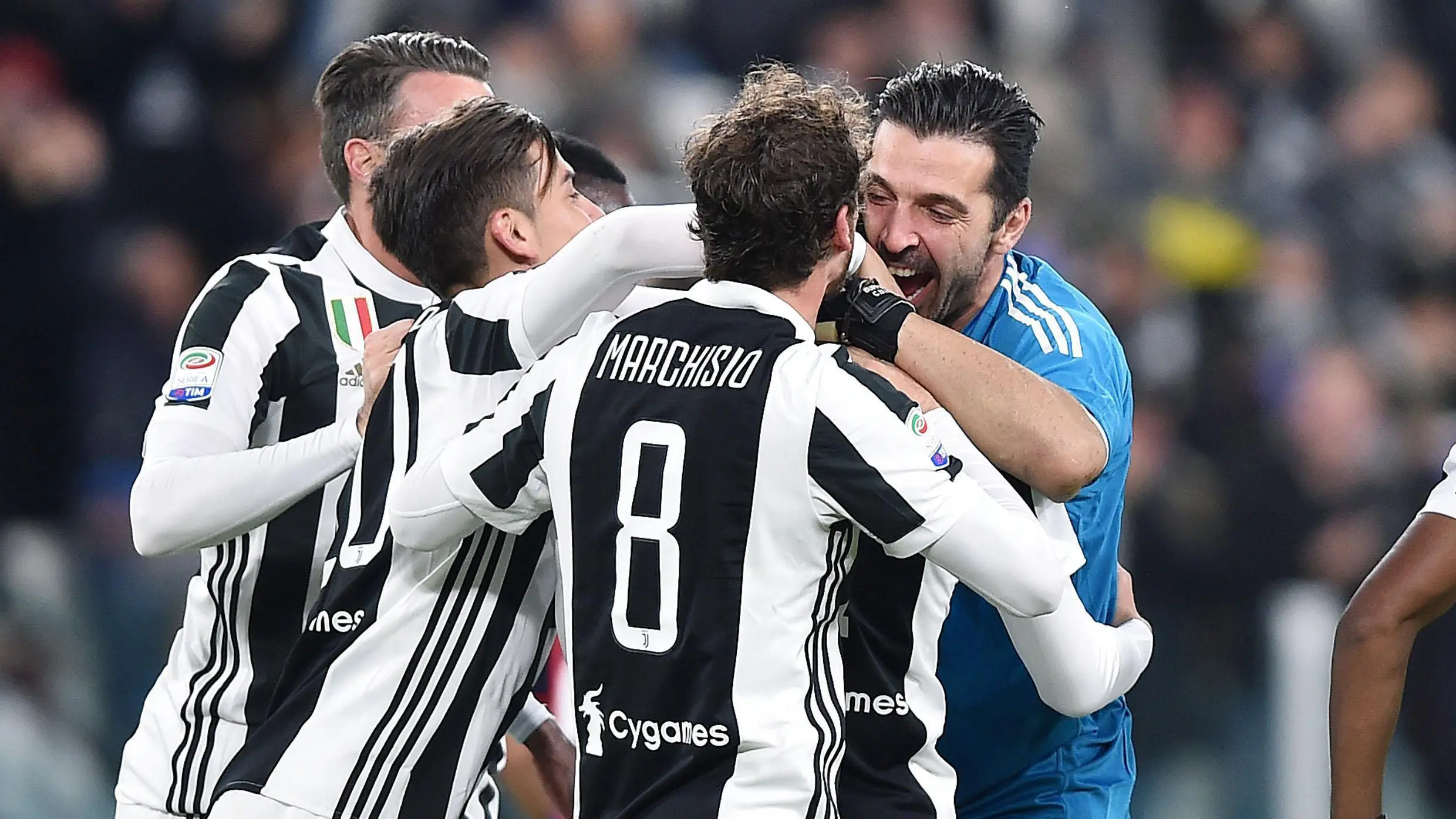 Selebrasi para pemain Juventus usai Mattia De Sciglio mencetak gol ke gawang Crotone pada lanjutan Premier League di Allianz Stadium, Turin, Italy, (26/11/2017). Juventus menang 3-1. (Alessandro Di Marco/ANSA via AP)