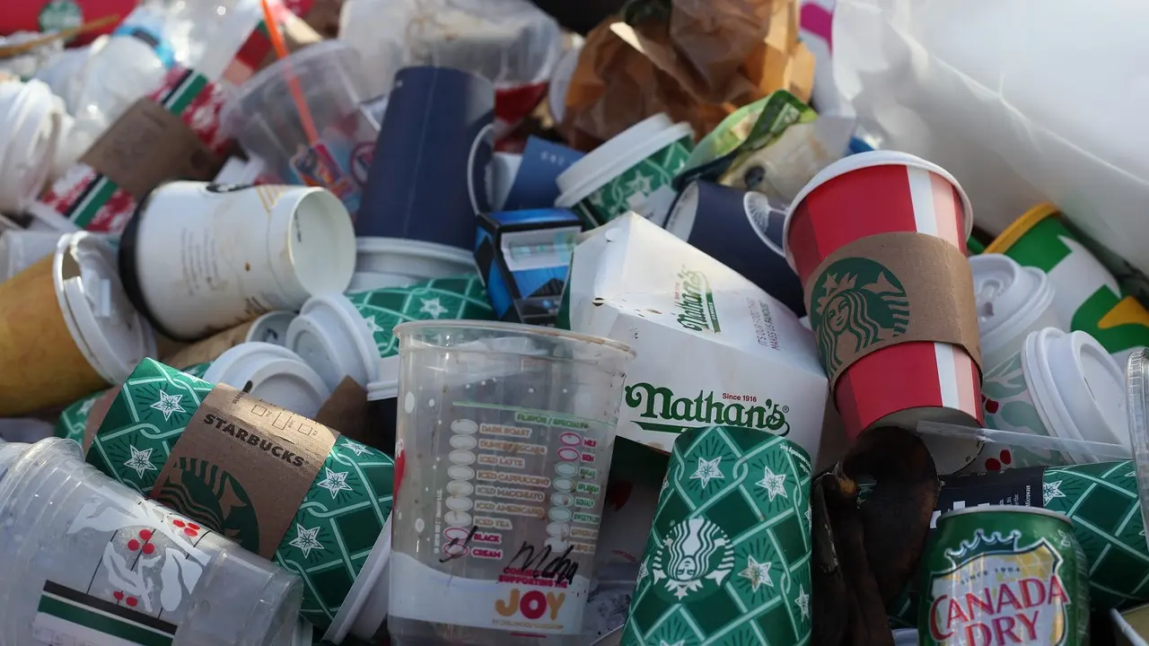 Ilustrasi sampah gelas plastik (pixabay)