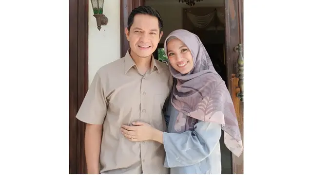 Tetap Harmonis, 5 Pasangan Seleb Ini Miliki Jarak Usia Jauh