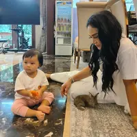 Disela-sela kesibukannya, Krisdayanti tetap meluangkan waktu bersama cucu pertamanya. Berikut beberapa potretnya penyanyi yang juga anggota DPR itu momong baby Ameena anak Aurel Hermansyah dan Atta Halilintar. [Instagram/krisdayantilemos]