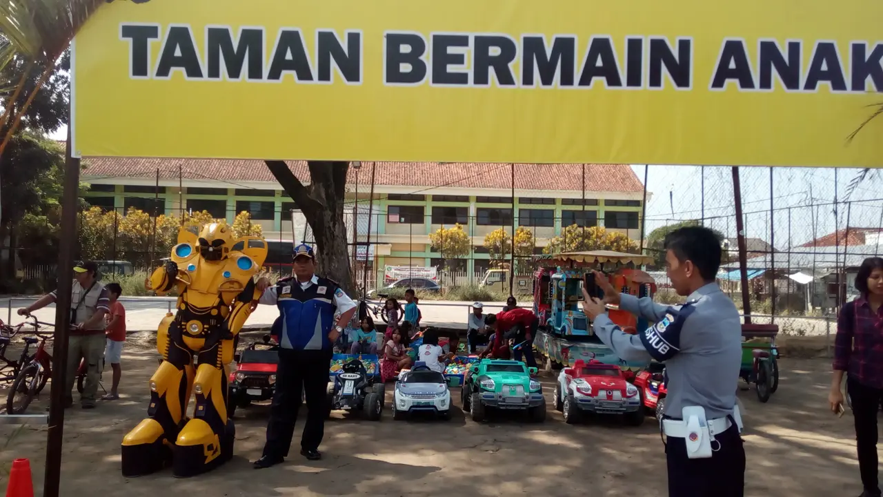 Robot transformer dan beberapa fasilitas bermain anak siap memanjakan pemudik, selama mudik lebaran di res area pos terpadu Limbangan, Garut